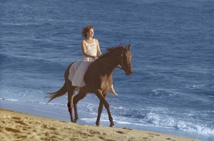 Carole King montando a caballo en la playa para "Pura sangre" portada del álbum y cartel en 1976.