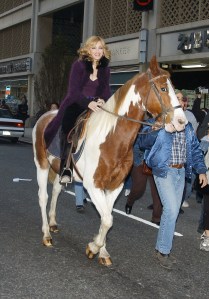 Madonna sonríe mientras monta a caballo fuera del "Espectáculo tardío con David Letterman" estudio el 20 de octubre de 2005 en la ciudad de Nueva York.