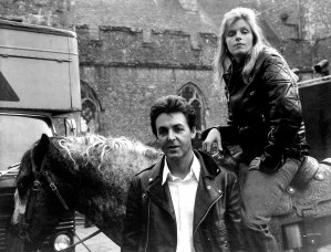 Paul McCartney y Linda McCartney, montados en su caballo appoloosa, posan frente a un castillo cerca de Dover en 1979.
