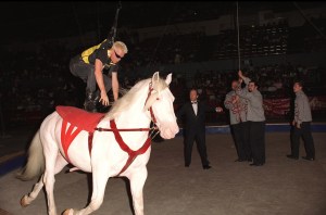 Billy Idol demuestra que todavía tiene clase incluso a caballo en el evento circense celebrado en el LA Sports Arena el 21 de julio de 1999 en Los Ángeles, CA.
