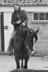 Lemmy Kilmister a caballo el 10 de mayo de 1974.