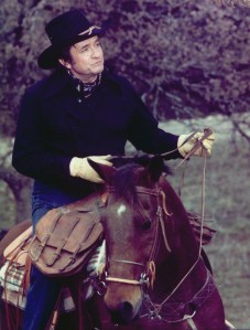 Johnny Cash monta a caballo alrededor de 1975.
