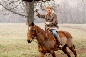 Ginger Baker posa para una fotografía sobre su caballo alrededor de 1975.