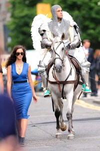 Robbie Williams y Kaya Scodelario son vistos mientras él monta a caballo para su video musical 'Candy' el 17 de agosto de 2012 en Londres, Reino Unido.