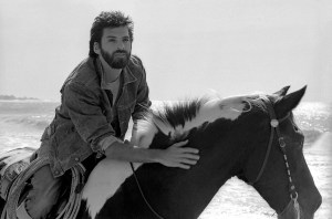 Kenny Loggins monta su caballo en la playa alrededor de 1985 en Los Ángeles, CA.