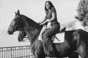 Joan Baez montando a caballo en Suiza alrededor de 1973.