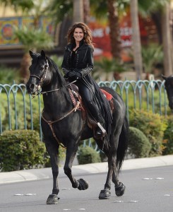 Shania Twain recorre el Strip de Las Vegas a caballo para saludar a los fanáticos en el Coliseo del Caesars Palace el 14 de noviembre de 2012 en Las Vegas, Nevada.